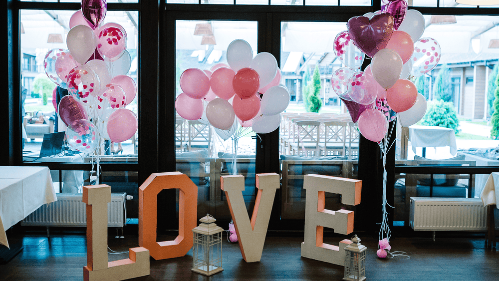 Cómo crear exhibiciones atractivas de globos para San Valentín